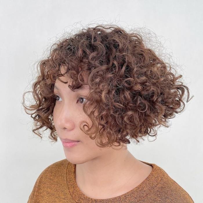 Short hairstyles on curly hair